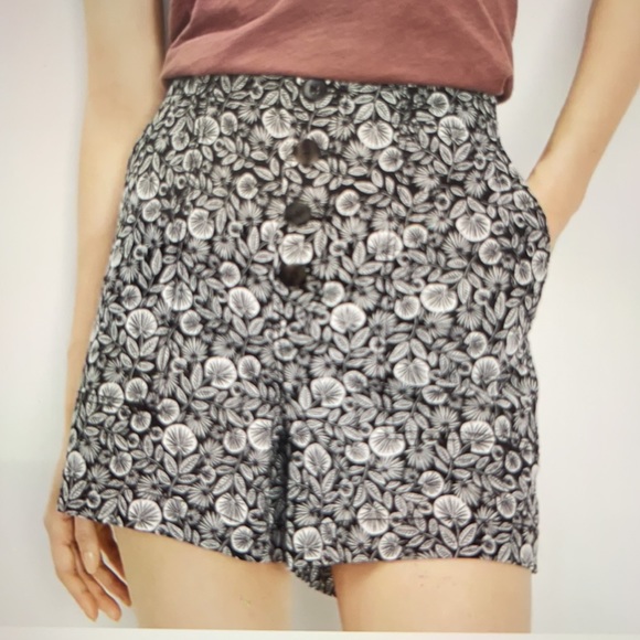 NEW BUTTON FRONT STRUCTURED SHORTS IN PALM LEAF - Picture 9 of 9